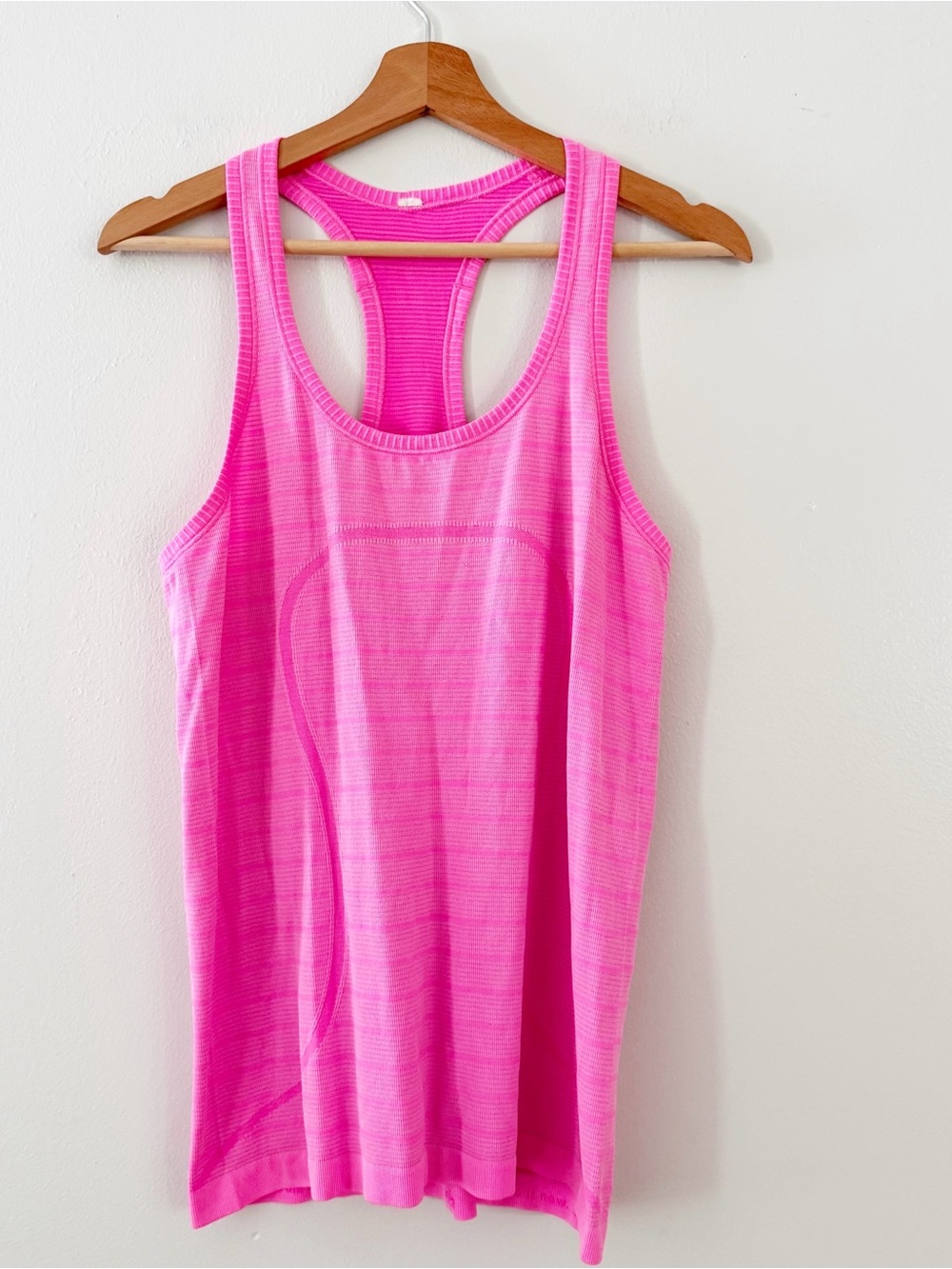 Lululemon Women Tank Top Size 10 Hot Pink Racerback Shirt.